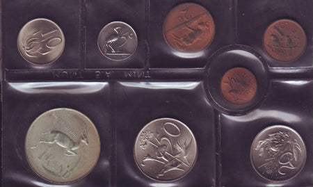 5 SHILLINGS COIN SET IN LEATHERETTE DISPLAY CASE - 18 COINS FROM 1947-1964.